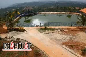 2 ông cháu chạy xe máy lao xuống hồ tử vong