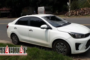 Mâu thuẫn ở tòa, thanh niên chặn đập vỡ kính xe của người khác 