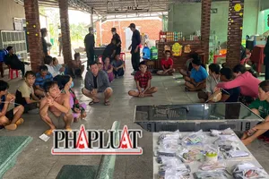 1 gia đình tổ chức cho hàng chục người lắc tài xỉu, đá gà qua mạng