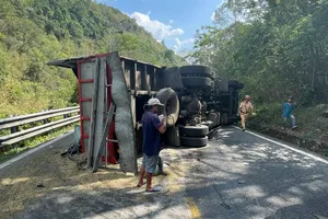 Lật xe trên đèo Bảo Lộc, giao thông ùn tắc
