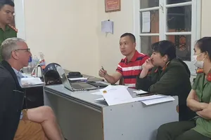 JacoBus Johannes Kenter làm việc với công an lúc 22 giờ ngày 2-5