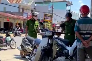 Mang vàng giả đi cầm cố, bị phát hiện liền đâm trọng thương người vây bắt