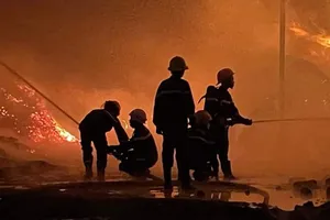 Cháy dữ dội ở xưởng mây tre huyện Đạ Huoai