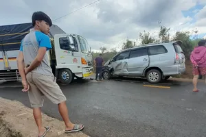 Xe tải tông vào đầu ô tô con, 1 người nhập viện
