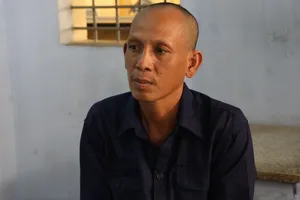 Thuê giàn giáo, máy trộn bê tông rồi đem bán lấy tiền