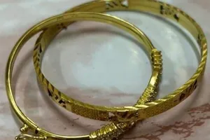 Cướp giật vòng vàng ở tiệm để tặng bạn gái