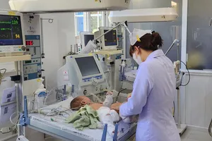 Bé gái gần 3 tháng tuổi bị hành hạ đã khỏe sắp xuất viện