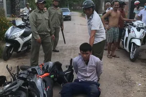 Giật túi xách làm người phụ nữ 60 tuổi ngã xuống đường