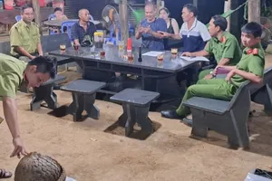 Sợ đi tù, người dân đem tê tê giao nộp cho kiểm lâm