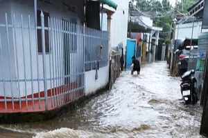Thành phố Bảo Lộc ngập sâu sau cơn mưa 