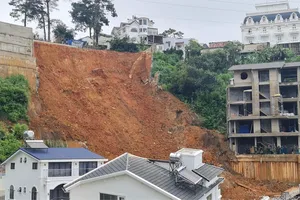 Sạt taluy cao 20 mét ở Đà Lạt làm ít nhất 2 người tử vong