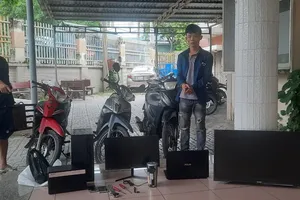 Bắt nhóm cạy cửa nhà dân để trộm