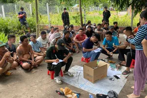 Triệt phá tụ điểm đánh bạc vùng biên, thu giữ hàng trăm triệu đồng