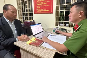 Thu giữ 65 bộ hồ sơ trong nhà "siêu kiện"