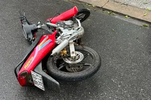 Nam thanh niên đi xe máy ngã ra đường, xe tải không thắng kịp