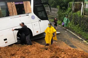 Sạt lở vùi lấp nhiều người của chốt CSGT đèo Bảo Lộc