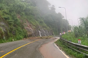 Đá rơi xuống đường trên đèo Bảo Lộc, du khách hoảng hồn