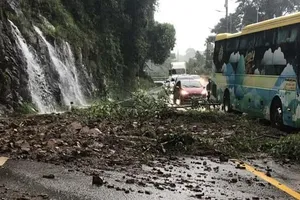 CSGT dầm mưa cùng xử lý sạt lở trên đèo Bảo Lộc 