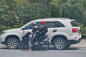 Phát tờ rơi khiêu dâm để lừa đảo