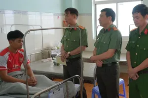 Thanh niên cầm dao xông vào trụ sở tấn công công an trực