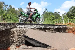 Sụt lún 'cắt đôi' con đường 800 tỉ ở Lâm Đồng