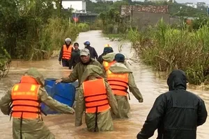 Công an, quân đội xuyên đêm giúp dân chống ngập lụt