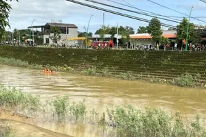 Ngã xe khi qua cầu sắt, một người rớt sông mất tích