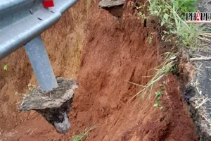 Đèo 5 cây sạt lở, đe doạ an toàn của người lưu thông