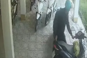 Vào Trung tâm Y tế huyện lấy trộm xe máy