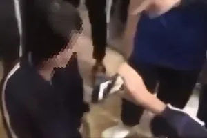 Một nữ sinh lớp 8 bị bắt quỳ gối đánh hội đồng ngay tại lớp