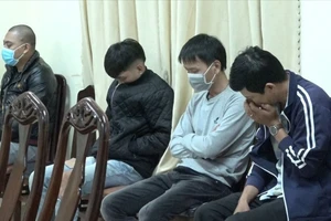 Cảnh sát leo thang, bắt ổ đánh bạc ở Đà Lạt