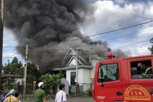 Cảnh sát bảo vệ hàng chục cây vàng, tiền mặt trong đám cháy ở Bảo Lộc