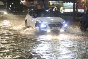 Mưa lớn khiến nhiều tuyến đường ở TP Bảo Lộc ngập sâu. Ảnh: VT.