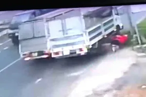 Truy tìm xe tải vượt ẩu tông người đi xe máy