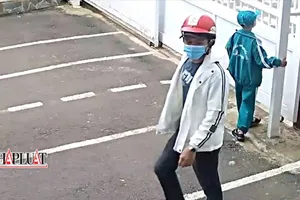 Vào trường học cướp bông tai của học sinh