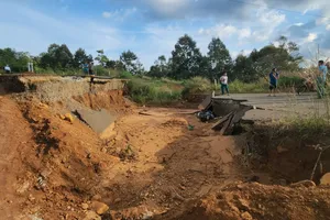 Người cùng xe máy rơi xuống hố sạt lở ở đường tránh TP Bảo Lộc