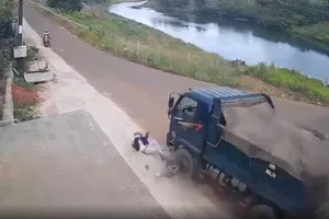 Xe ben tông xe máy khiến 1 người nguy kịch