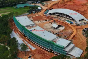Toà nhà Câu lạc bộ Golf Đà Lạt bên trong Đồi Cù dừng thi công