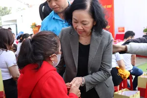 Thường trực Ban Bí thư tặng quà cho người lao động ở huyện Đức Trọng