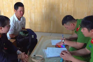 Công an ngăn chặn học sinh tự chế và mua bán pháo nổ