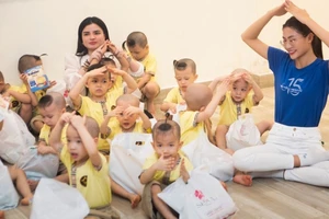 Tân hoa hậu trao tủ thuốc cho trẻ kém may mắn ở TP.HCM