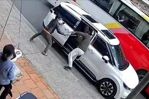 Giúp bạn dằn mặt tình địch, thanh niên xách mã tấu chém người 