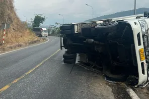 Xe tải lật, va vào đầu ô tô trên đèo Bảo Lộc