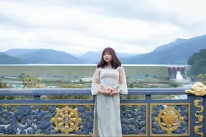 Người dân thị trấn cổ D’Ran viếng chùa cổ đầu năm