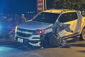 Xe máy nát bét sau cú tông vào xe bán tải, 1 người tử vong