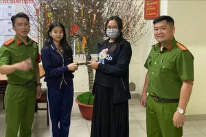 Học sinh lớp 7 nhặt điện thoại mang đến công an trả cho người mất