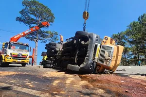 Container lật ngang trên đèo Mimosa