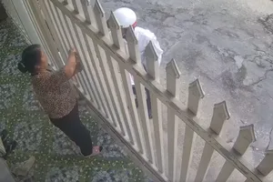 Giả cán bộ phường để bán thuốc phòng dịch