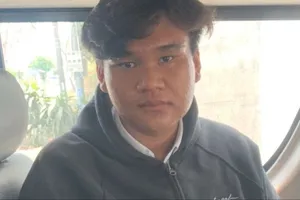 Cầm dao uy hiếp nhân viên cây xăng rồi cướp tiền 