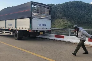 Bỏ xe tải trên cầu, tài xế nhảy xuống hồ Đồng Nai 3 tự tử